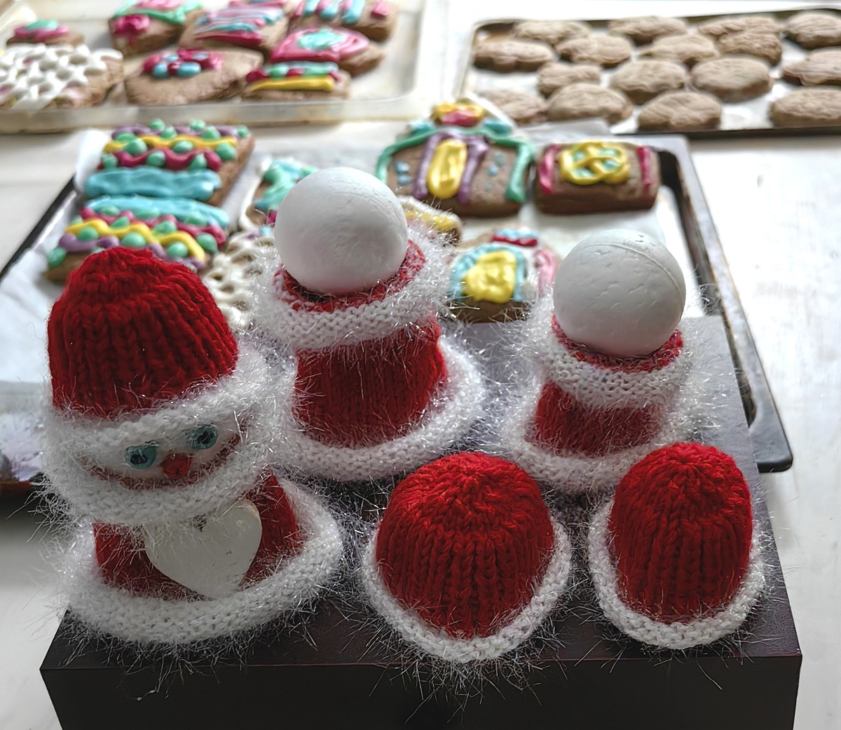 Но подружки запаздывают: я отвлеклась на изготовление пряничных домиков, украшение дома и нарезку салатов.