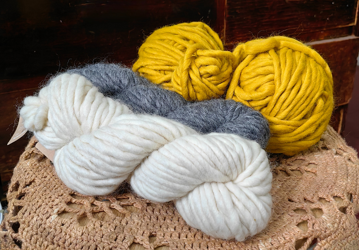 Но сначала ручная перемотка 30 пасм в клубки. Ибо в ушко моталки такая толстая нить не лезла (пряжа 40м/100гр).