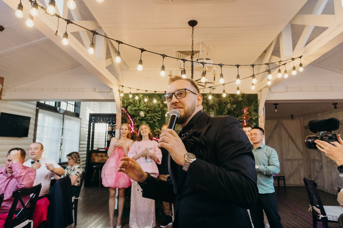 Ведущий Женя Федоров