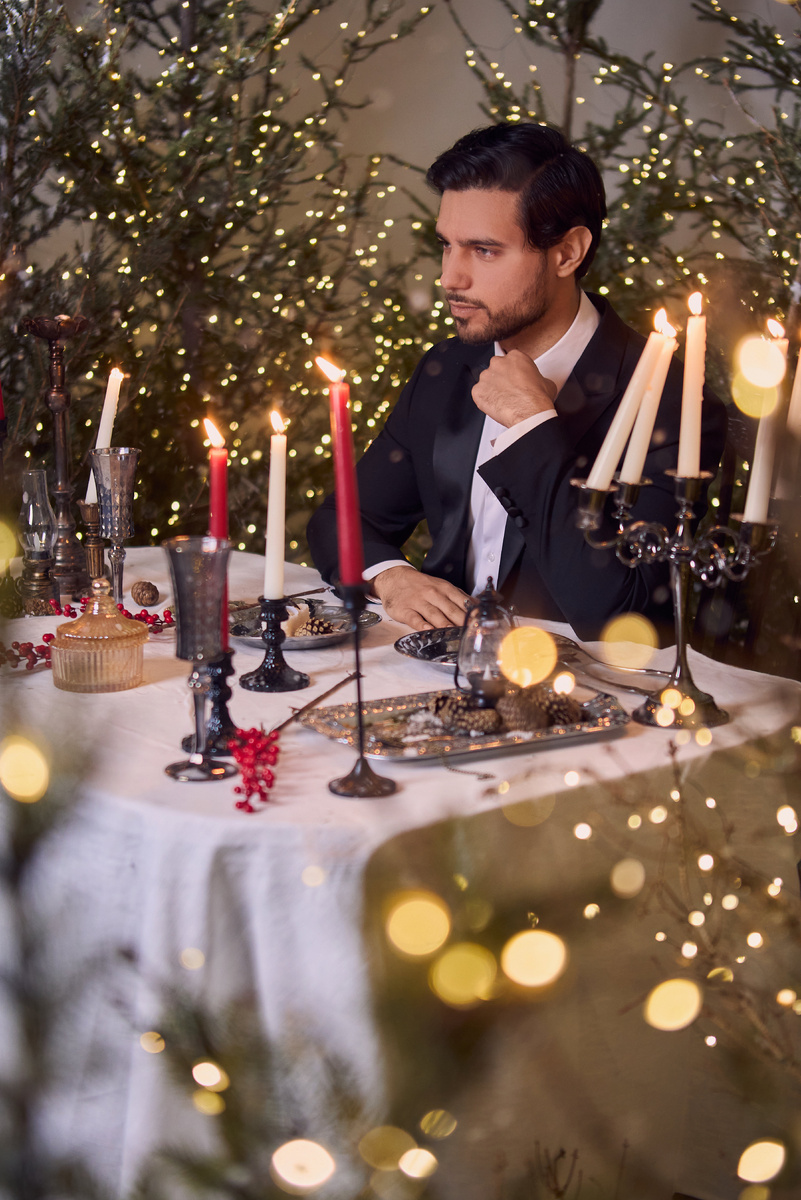 Самым торжественным вариантом мужской одежды станет классический смокинг. Смокинг подойдет как для официальных, так и семейных встреч