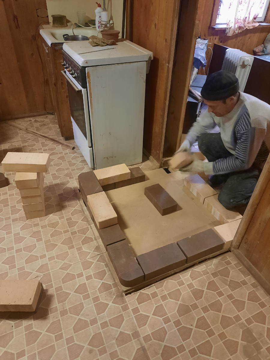 Начало работы. Разобрали старую печь.