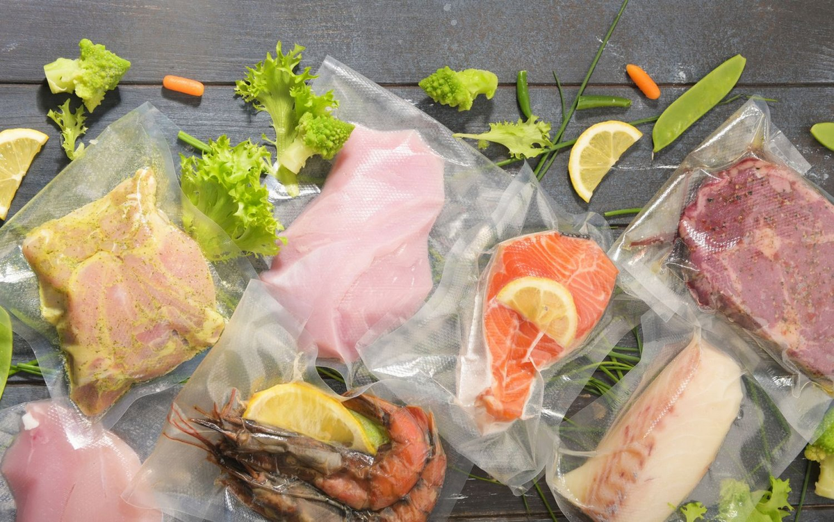 Готовьте в су-вид мясо, рыбу и морепродукты. Добавляйте в пакеты любимые специи, соусы, другие ингредиенты.