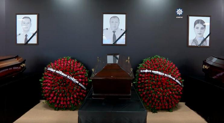 Погибшим в авиакатастрофе членам экипажа – командиру Игорю Кшнякину (в центре), пилоту Александру Кальянинову и бортпроводнице Окюме Алиевой присвоено звание «Национальный Герой Азербайджана». Фото с сайта azertag.az