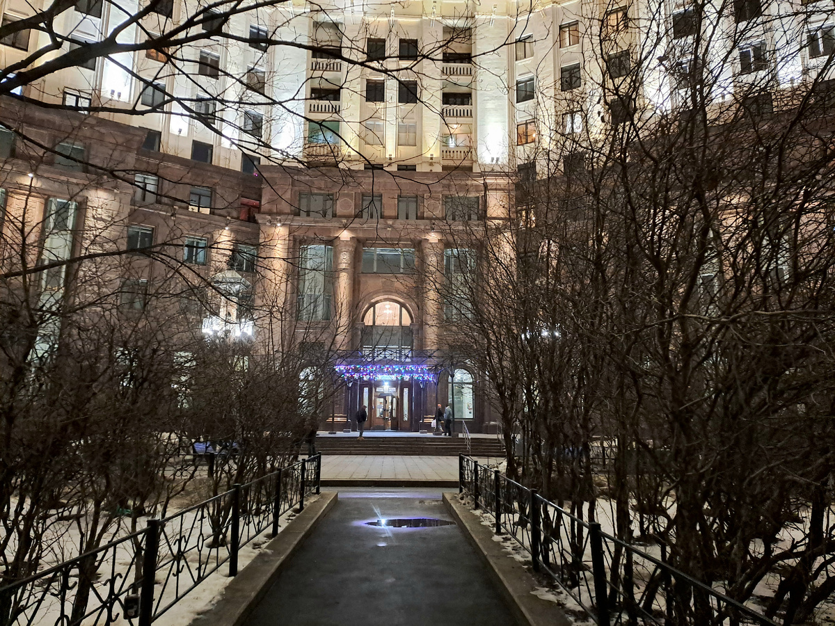 Доставляла Вб в этот пафосный дом на Таганке.