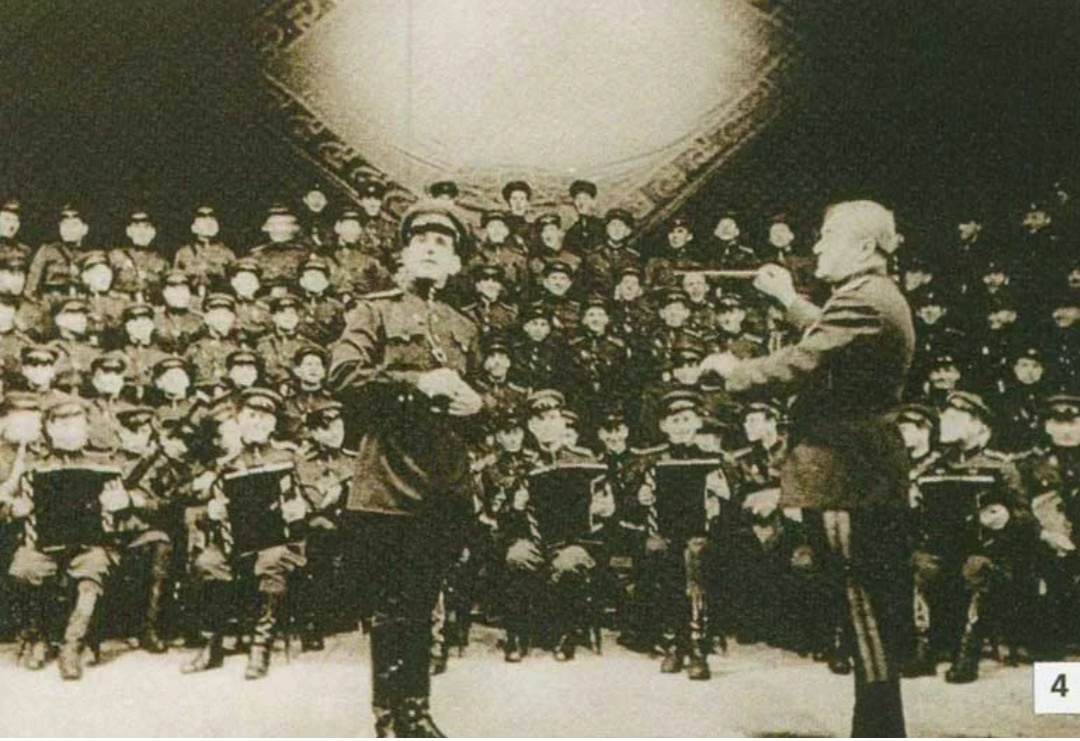 Старинное фото коллектива хора из интернета.