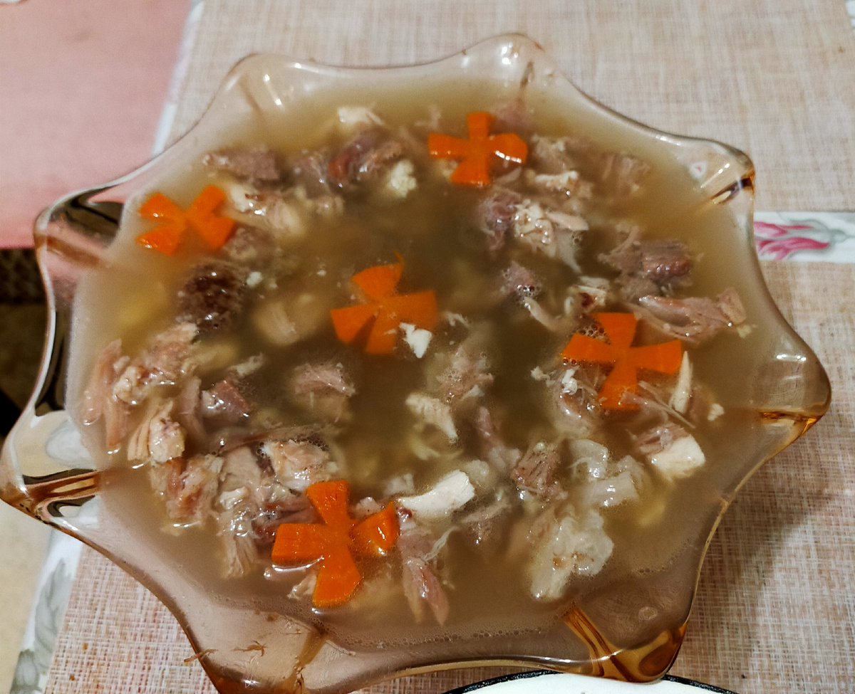 Уже готовый холодец , но ещё горячий.