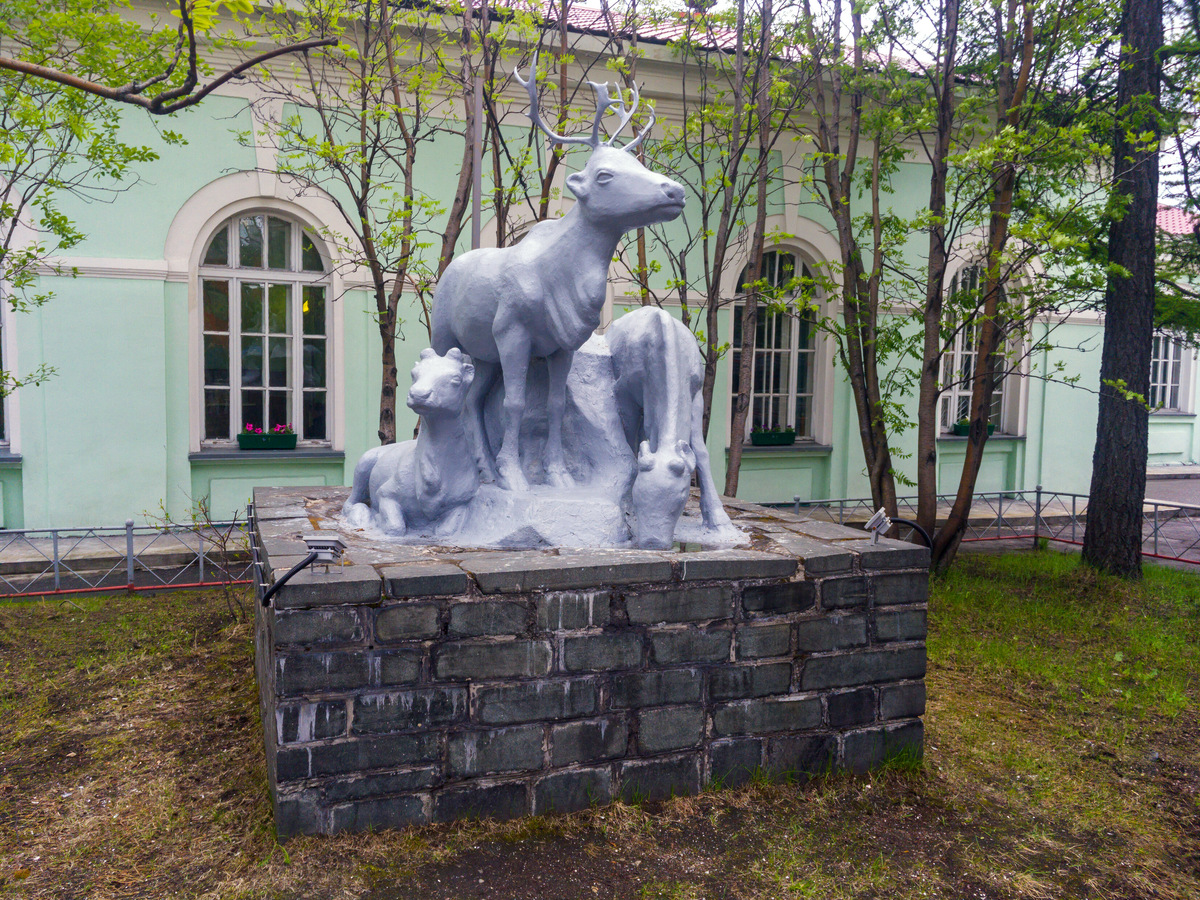 Город Оленегорск расположен севернее Полярного круга, в 110 км от Мурманска, в самом центре Кольского полуострова. Главное его достоинство — потрясающая природа. Вокруг сразу пять красивых озёр. Фото: VPales / Shuttersctock