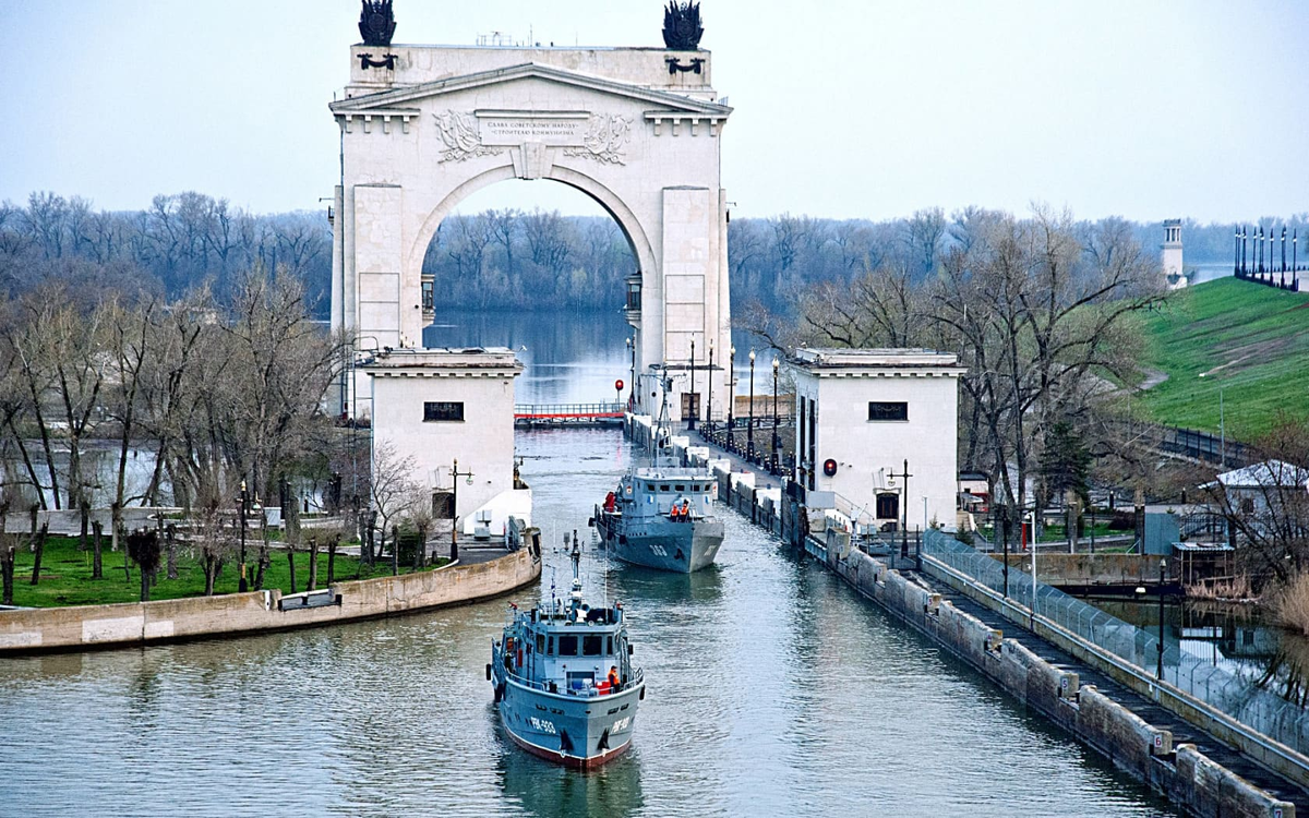 На фотографии устье реки Сарпа - вход в первый шлюз Волго-Донского канала.