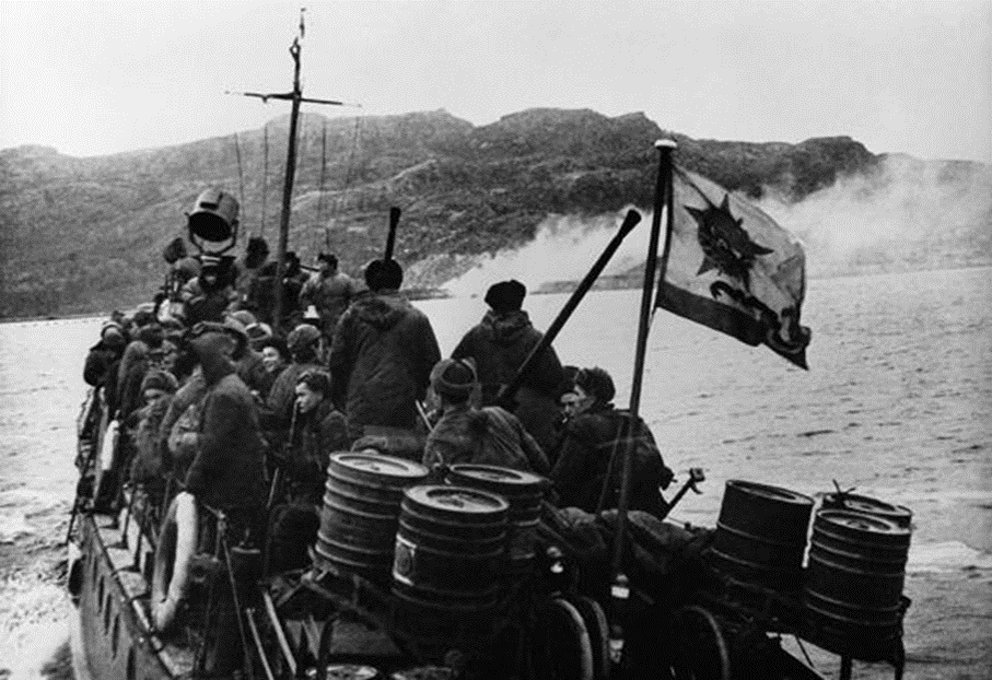 Советские десантники на пути к точке высадки