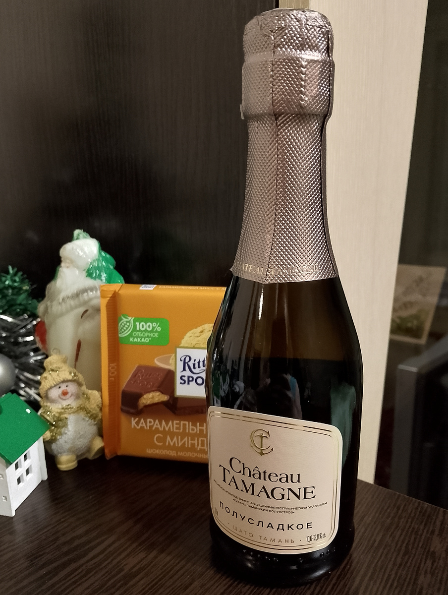 Подарок от моей подружки главному питоку🤣🤣🤣 года. Кстати, то же вино и шампанское в маленьком формате по вкусу совершенно отличается от того, что в стандартной таре. Сколько оно теперь будет у меня стоять? Фото автора