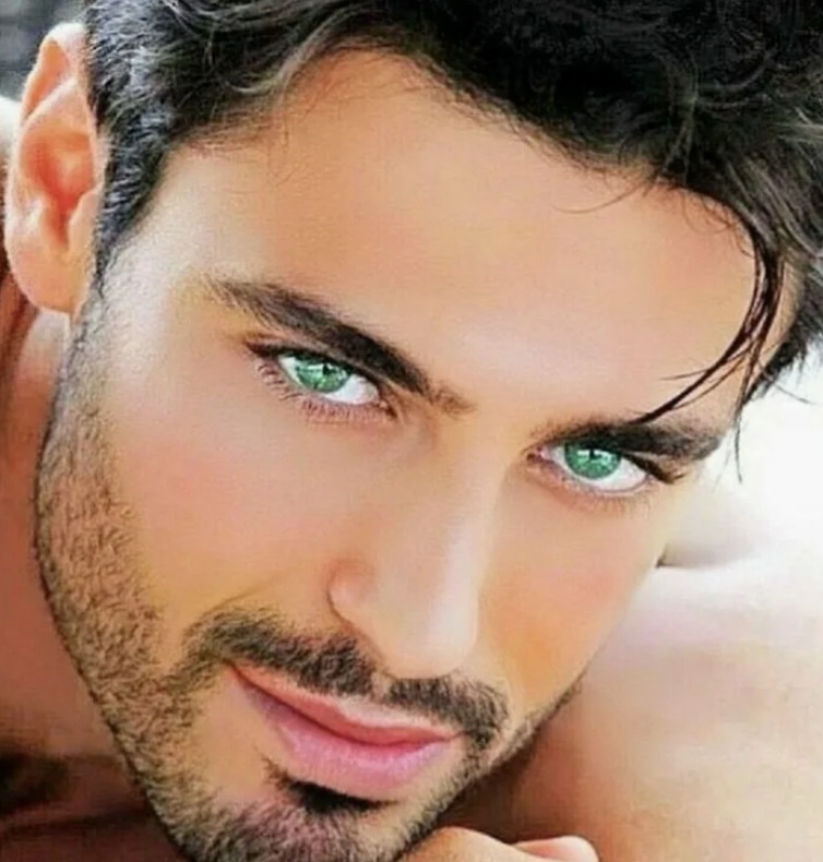 Вот такой вот красивый мальчик со странным именем Ванечка.Хотя оказался обрезанным евреем.Всё,как я люблю..