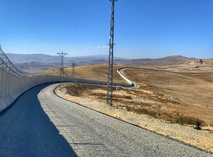 Модные тенденции Ближнего Востока - протяжённые бетонные стены с колючей проволокой