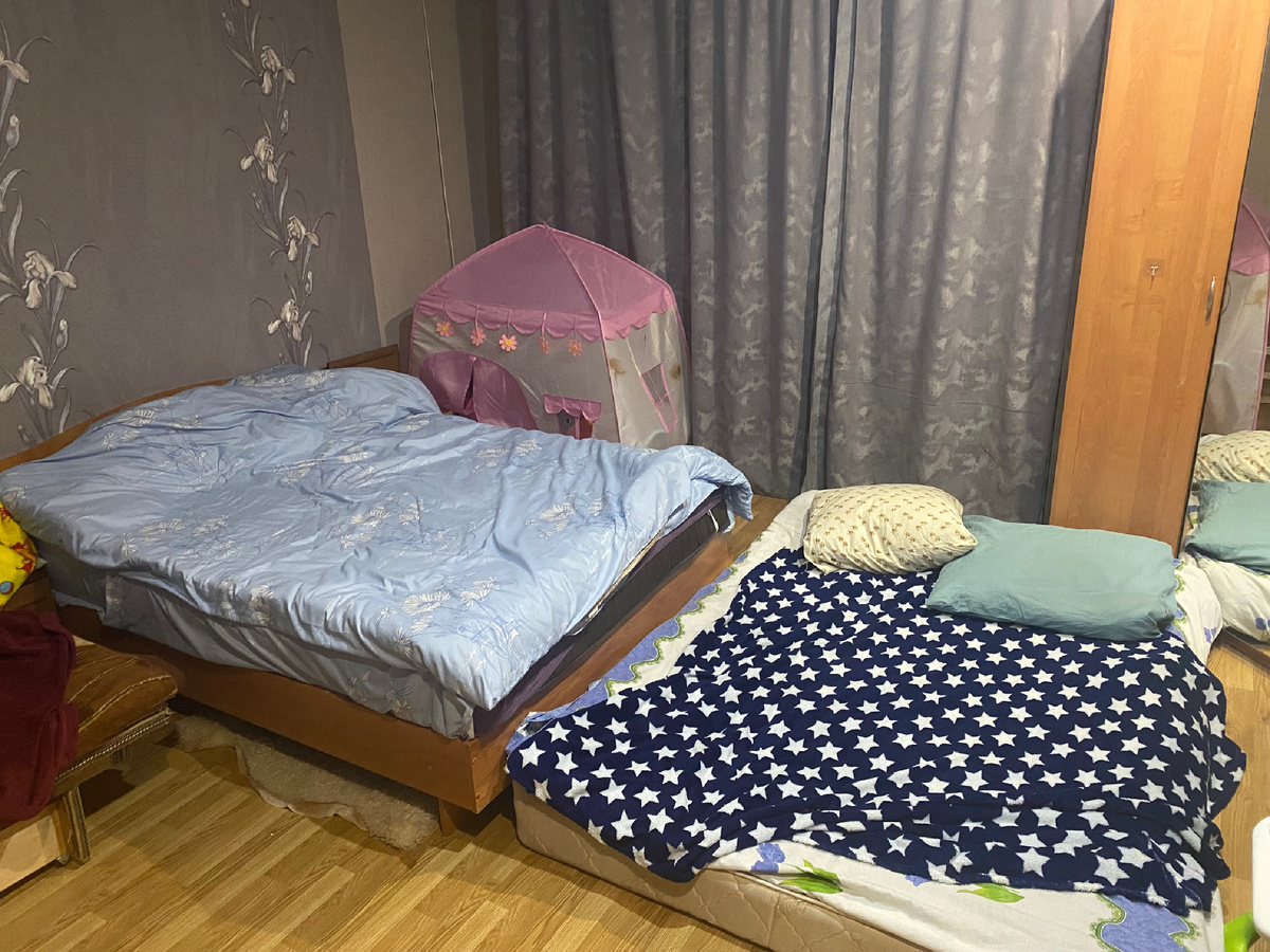 В деревне. Спартанский режим) кто-то на двухспальной кровати, а кому-то выпало на полу ночевать, но на огромном матрасе! 