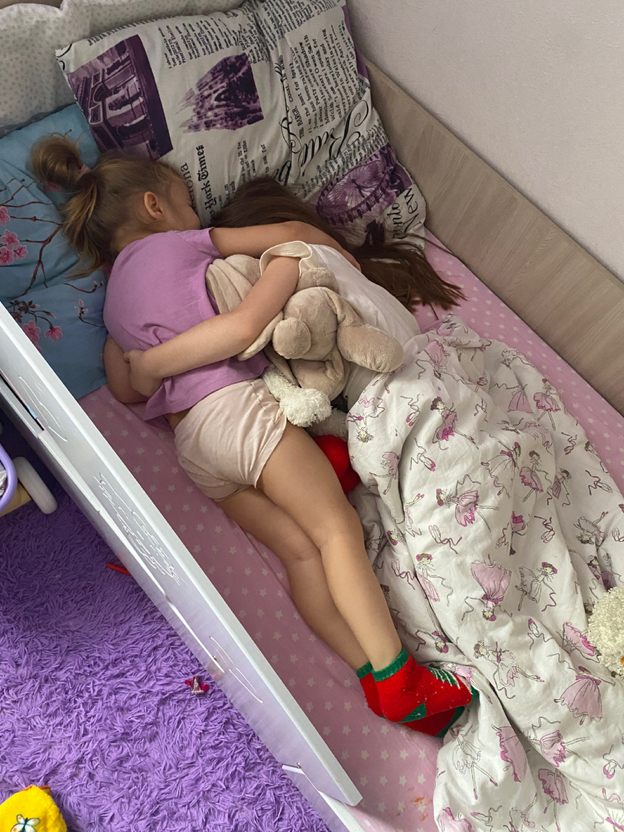 В квартире. Пусть хоть так спят, а то вечно боятся чего-то кумушки мои. А в обнимку вроде и ничего))