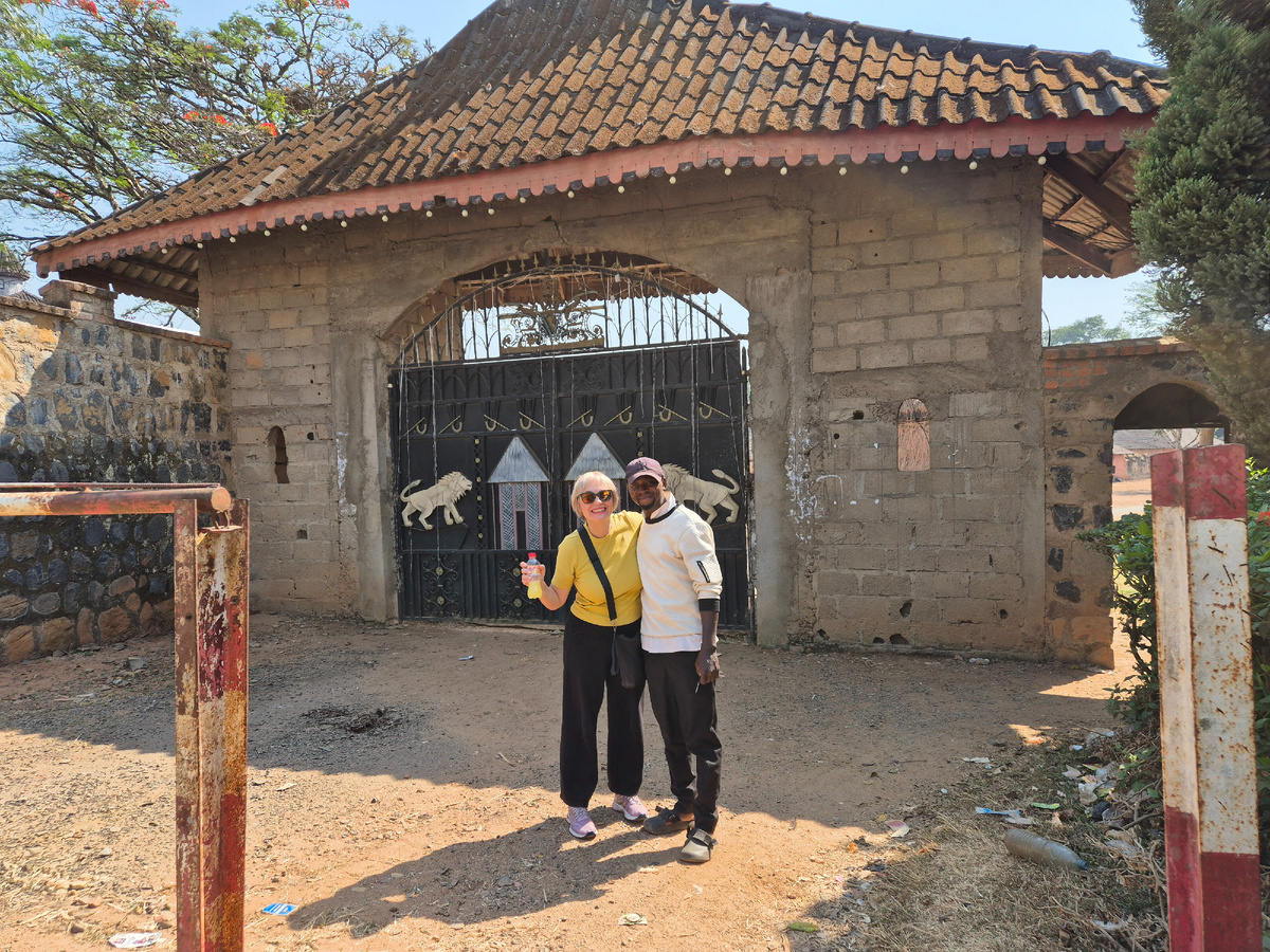 у ворот Королевского дворца,  Бафут, Камерун