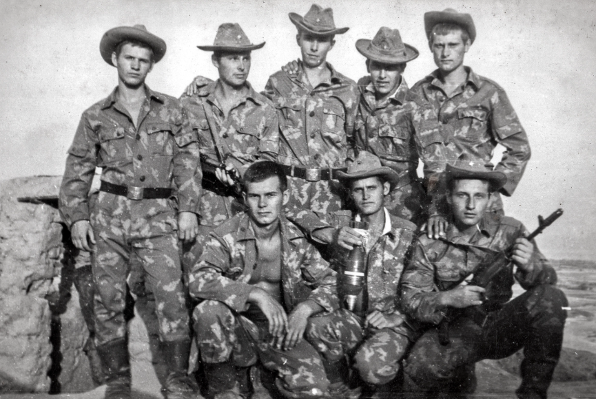 Рядовой ПВ КГБ СССР Ю. Мальченко с сослуживцами по ПЗ "Каранки". СССР, 1983 год