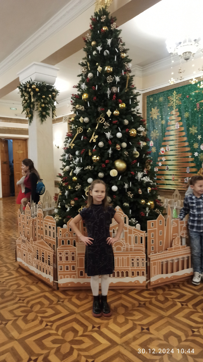 У ёлочки, в фойе