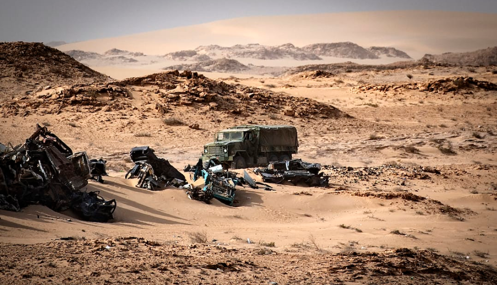 Эхо многочисленных боевых столкновений армии Марокко с Фронтом ПОЛИСАРИО в Западной Сахаре. Путешествия по пустыне не рекомендованы ввиду обилия здесь минных полей