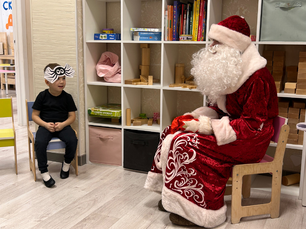Открытый урок в театральной студии завершился приходом Деда Мороза и подарками. Ну а как ещё :)
