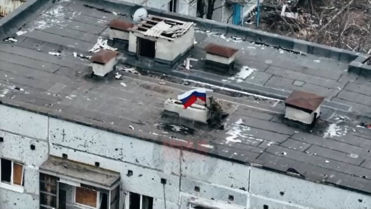 Российский триколор поднялся над очередным жилым кварталом на курахавскм направлении. Ознаменовав очередные успехи Красной Армии. Такие новости стали привычным информационном поле. Что не отменяет тех усилий и героизма стоящих за ними.