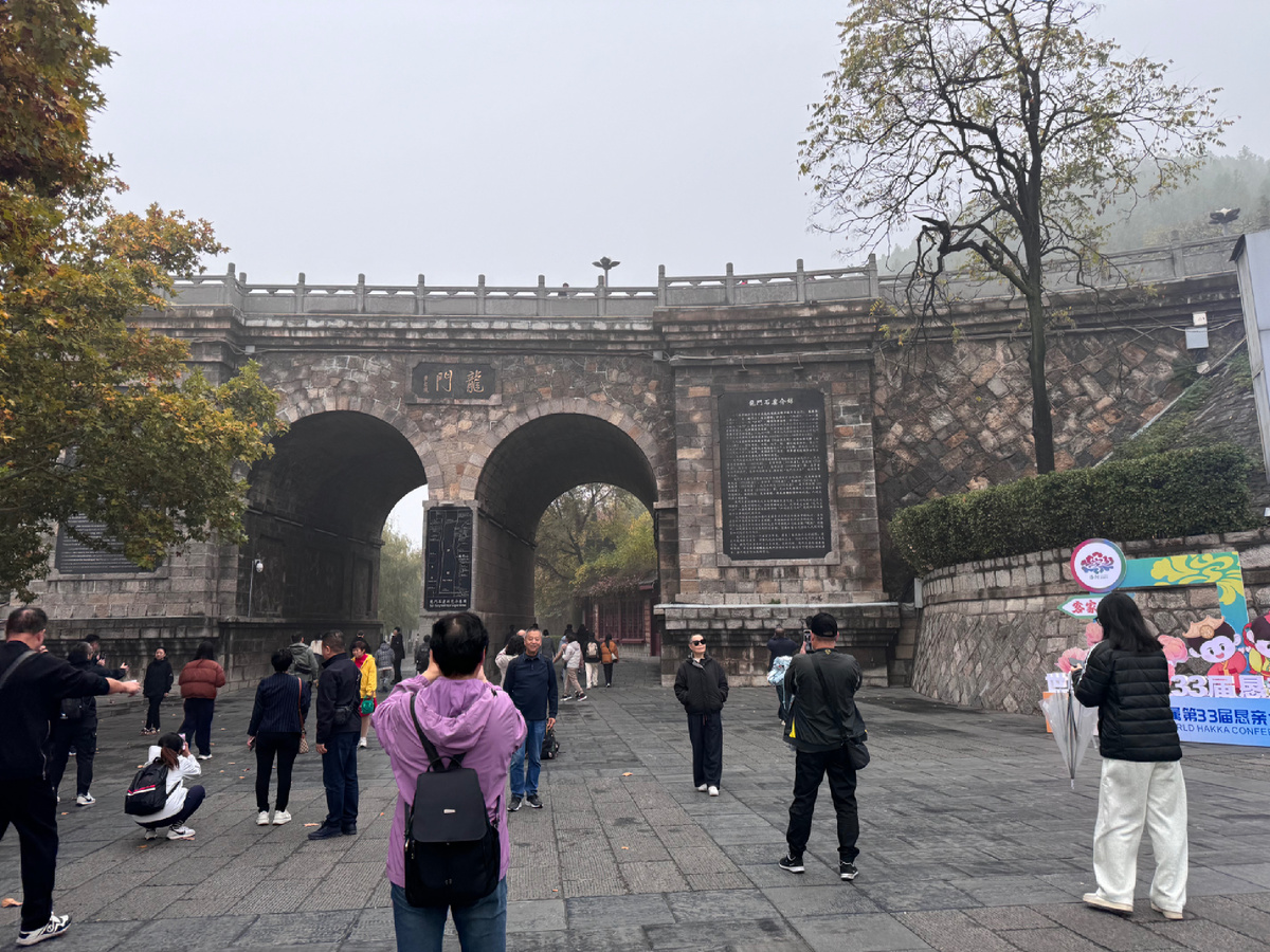 На территории Лунмэнь