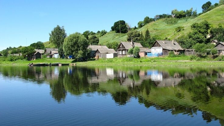 Фото из интернета. Деревенька у реки.