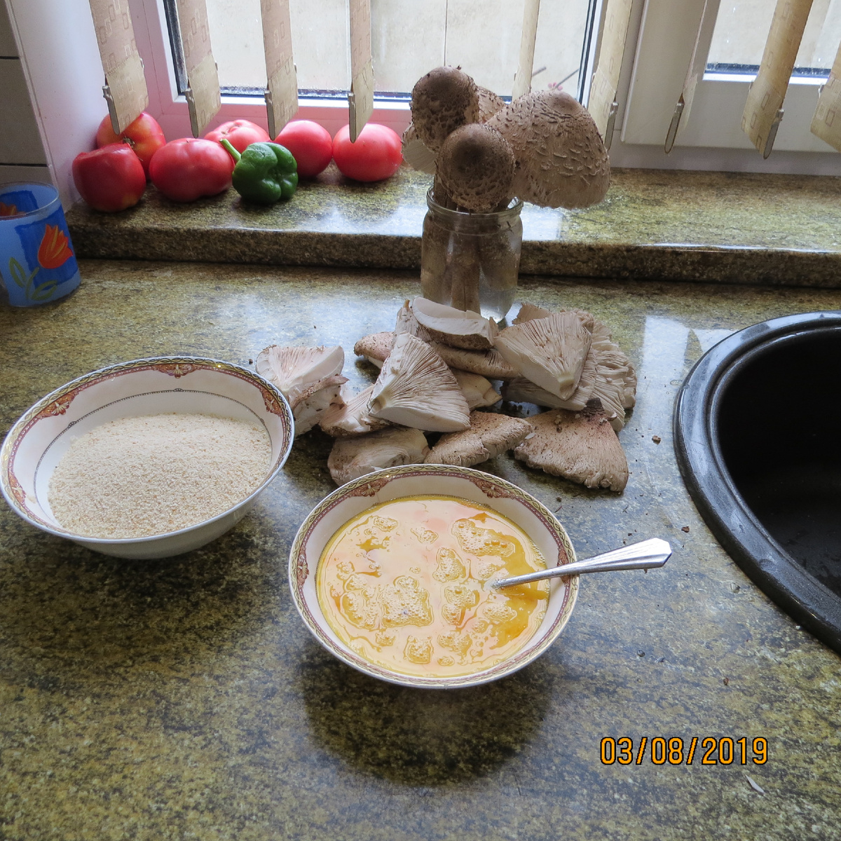 Фото автора. Я зонтиками "наигралась", беру 2-3 штуки на пожарить на ужин.  