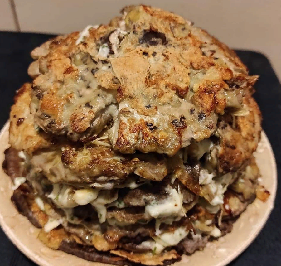 Фото не Жабусино, но она нынче тоже готовила подобный торт. Зонтики блины на фото пересыпались сыром и весь торт грели в микроволновке, сыр плавился и блины между собой соединялись.