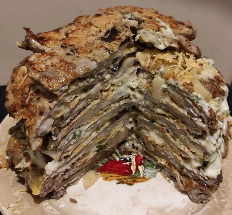 Жабуся делала с картофельным пюре, оно склеивало блины зонтики в общую массу.