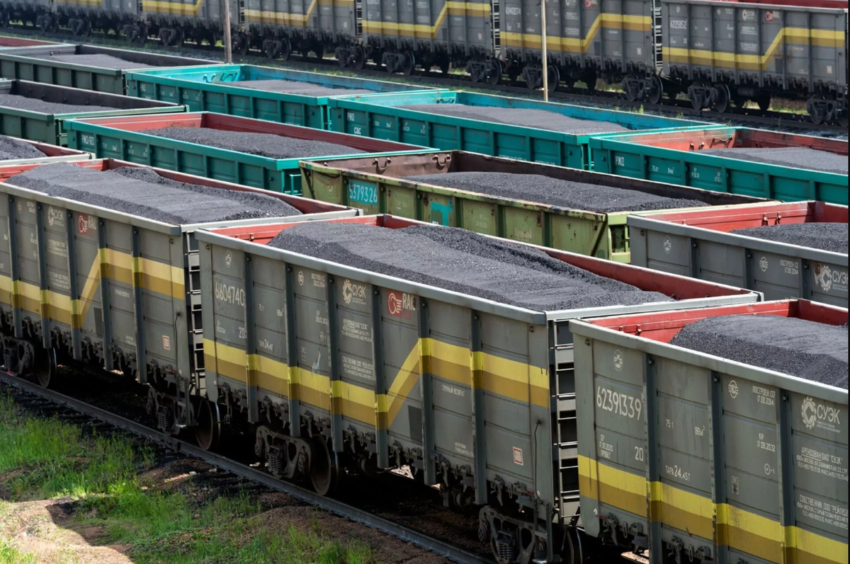 На переднем плане - полувагоны производства ОВК в парке СУЭК. Источник: ka-trans