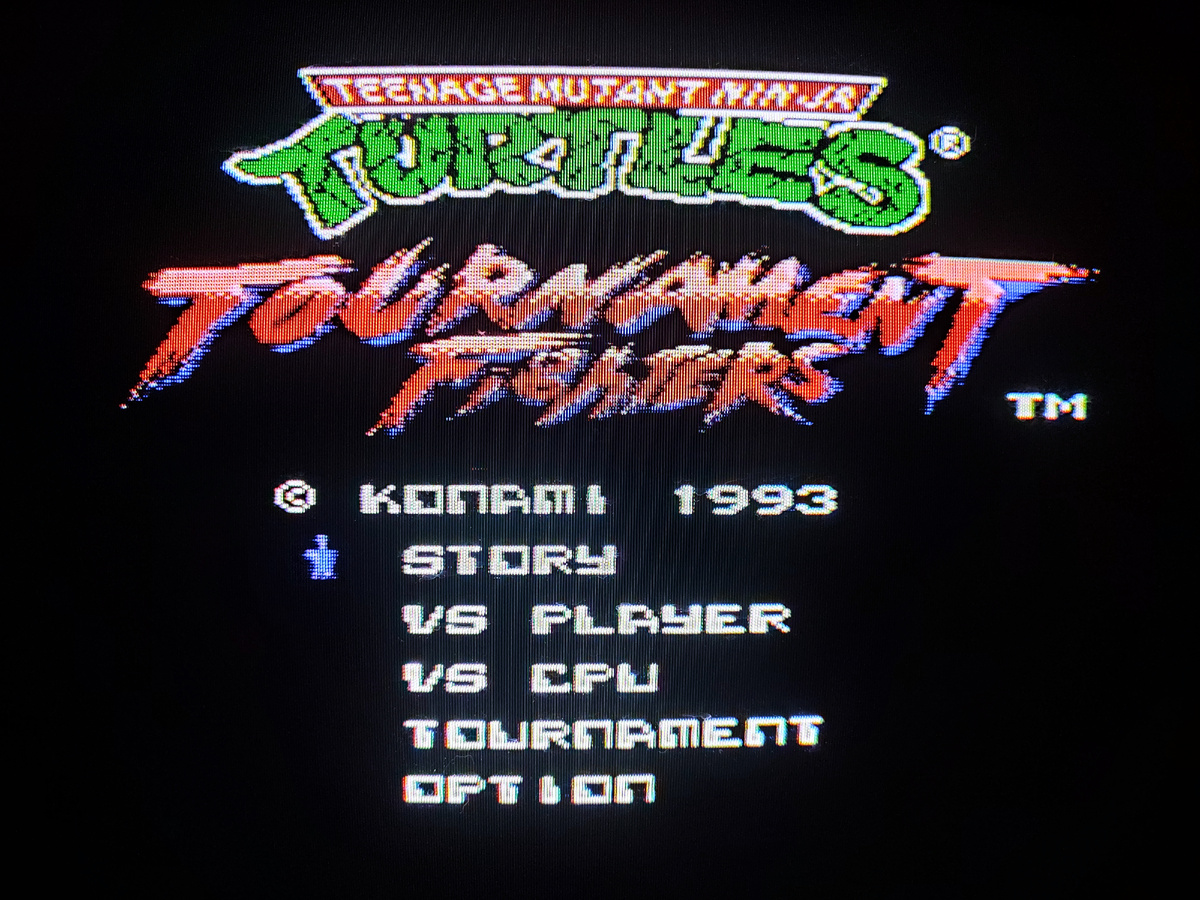 Фото сделаны мной. На фото игра "Ninja Turtles: Tournament Fighters". Оригинал игры "Teenage Mutant Ninja Turtles: Tournament Fighters" был разработан и издан Konami в 1993,.г. для приставки NES, SNES и SEGA Genesis. Сценарист Тосики Иноуэ. Фото демонстрирует начальную заставку игры, а так же общий визуальный фон игры. Подробнее об этом рассказано в статье. Все материалы принадлежат правообладателям и размещены исключительно в информационных целях.