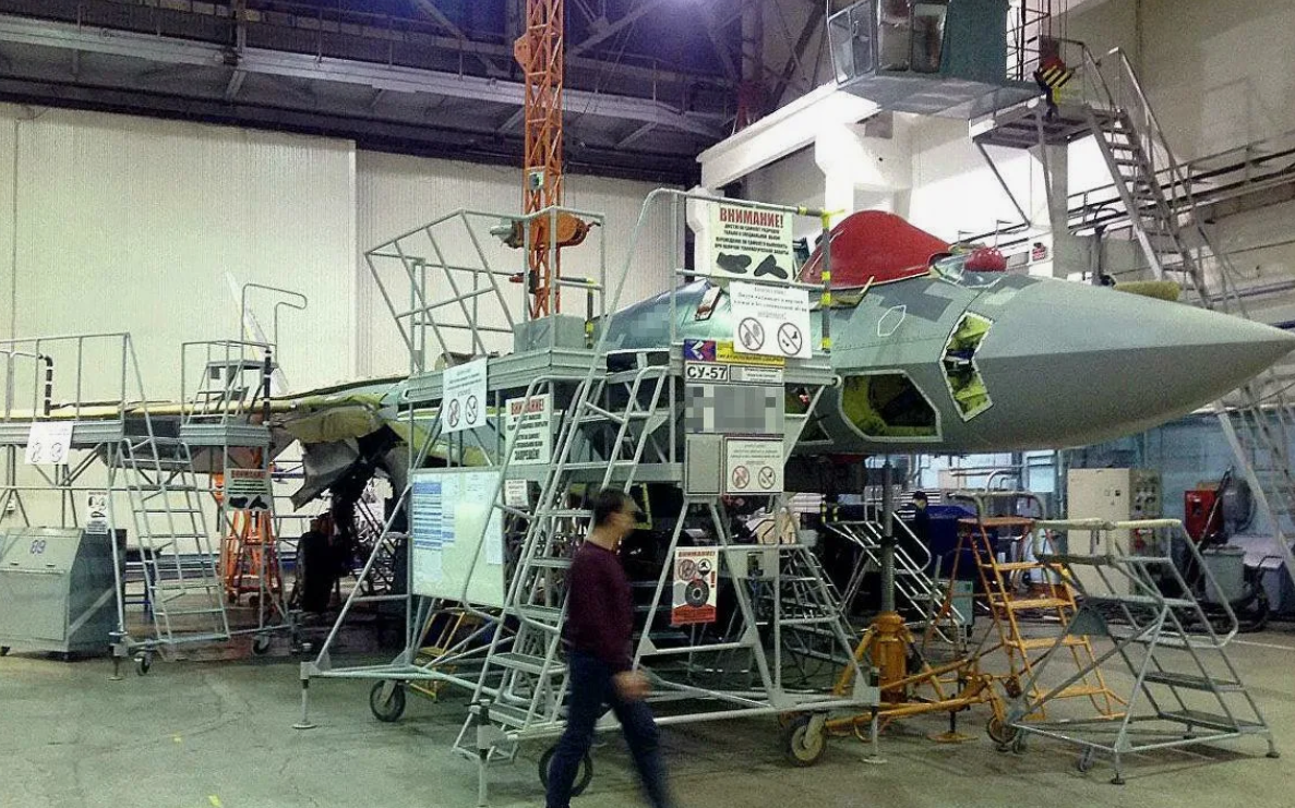 Су-57 в процессе сборки. Кадры МО РФ