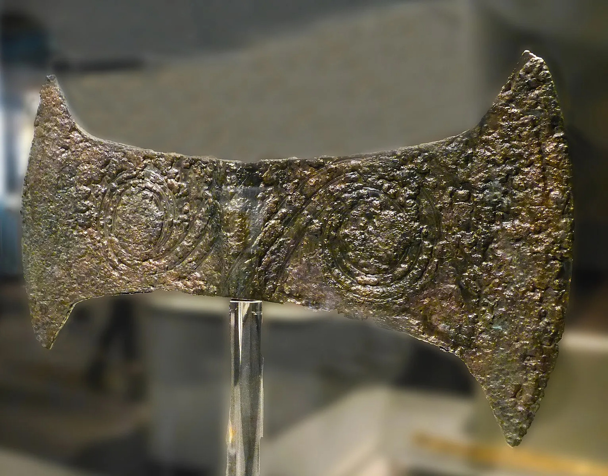 Минойский двойной топор Лабриса. Пещера Аркалохори, Крит, 1700-1600 гг. до н. э., Ираклион.