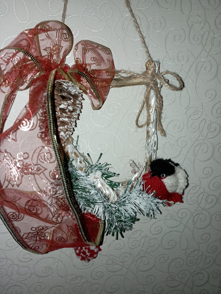 Снегирь из ниток на рамке из палочек