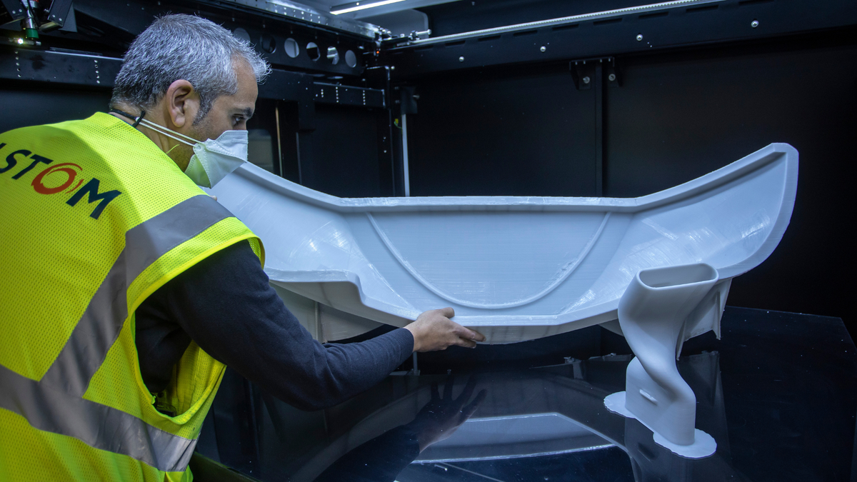 Сотрудник Alstom с компонентом, который был напечатан с применением решений 3D Spark. Источник: Ramon Vilalta/Alstom