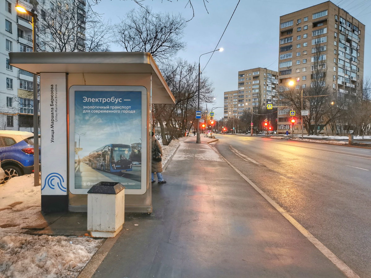 Остановка "Улица Маршала Бирюзова" на нечётной стороне улицы Маршала Бирюзова. Впереди виднеется светофор на перекрестке с Пехотной улицей.