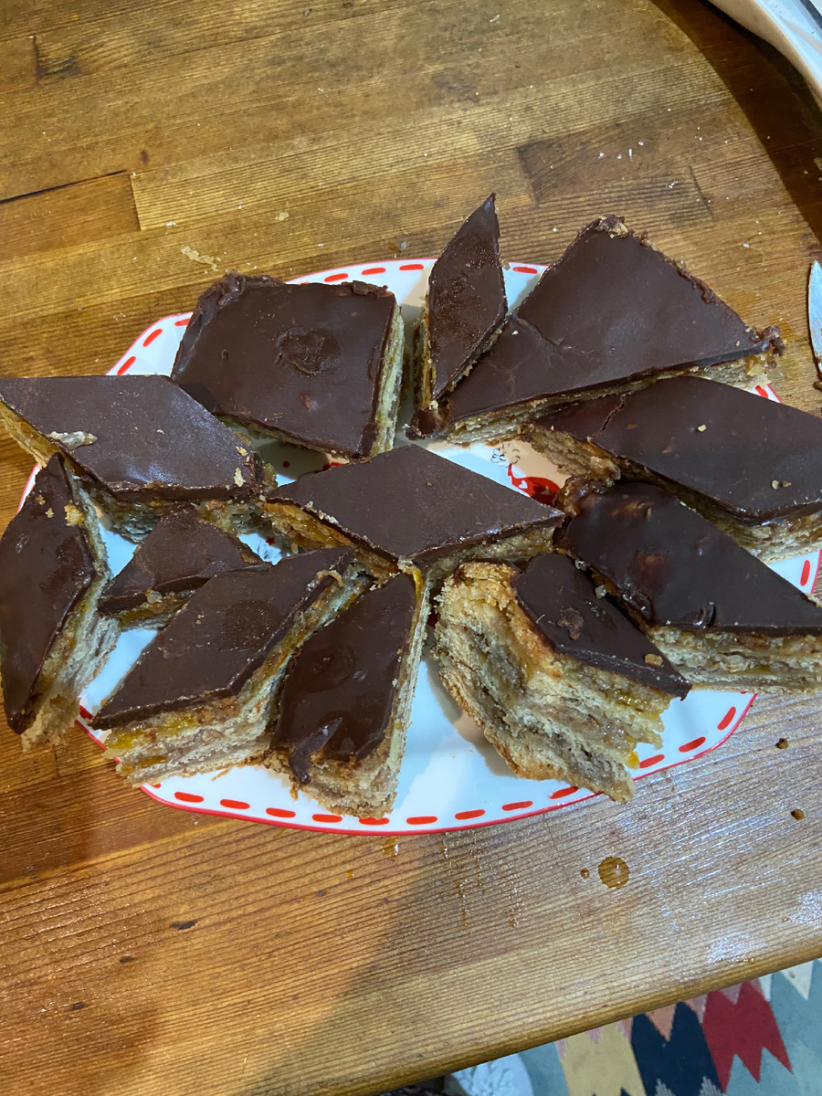 Пирог разрезала по числу гостей в нашем доме!По немного, но каждому!