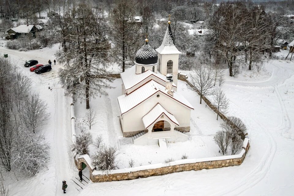 Церковь Живоначальной Троицы, построенная по эскизам Василия Поленова. Фото: Михаил ФРОЛОВ. 