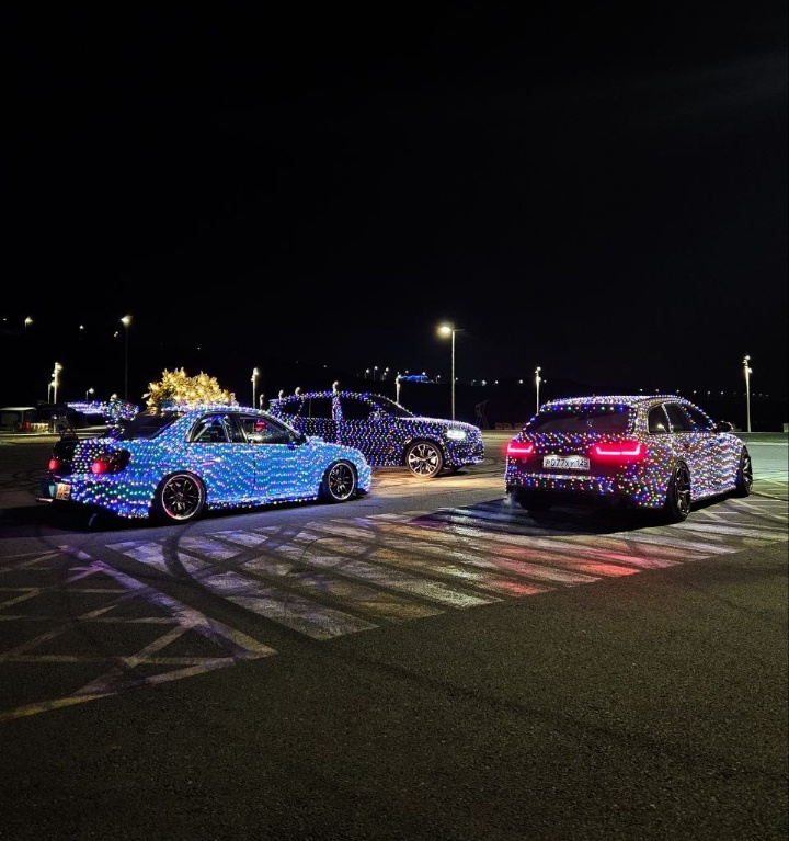 Ребята создают новогоднее настроение 