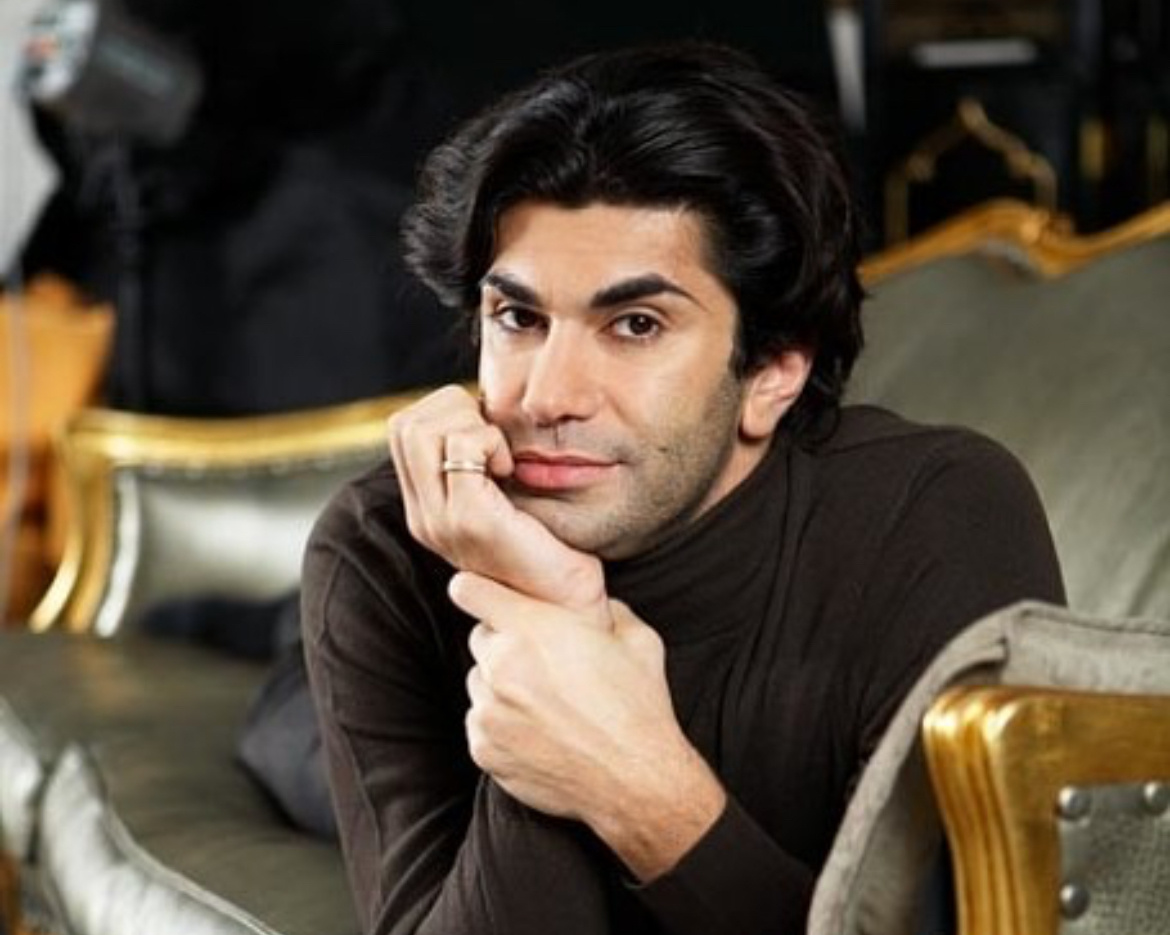 Николай Цискаридзе (фото взято в интернете в свободном доступе). В его НК высшие планеты Уран и Плутон, отвечающие за физическую силу, возможности тела, трансформацию, перемены, карьерные шаги, социальный лифт, находятся в знаке Весов в 7 доме — доме искусства и партнерства. А Венера в соединении с Юпитером (популярность, общественное признание) — в 11-м (дом карьеры, связей, коллектива и высшего общества). Как видите, Николай максимально реализовал себя по каналу Весов, и его имя и успех ему не с неба упали. Он много трудился и сделал всё возможное, чтобы удержаться в театре на высоте и не раз говорил, что слово его учителей было для него непреложным законом. Цискаридзе выступал в молодости в паре с Анастасией Волочковой, только он сохранил себе статус и имя, а она — нет. На примере Н.Цискаридзе моно четко увидеть, как Весы могут с выгодными последствиями для себя использовать свои ресурсы. 