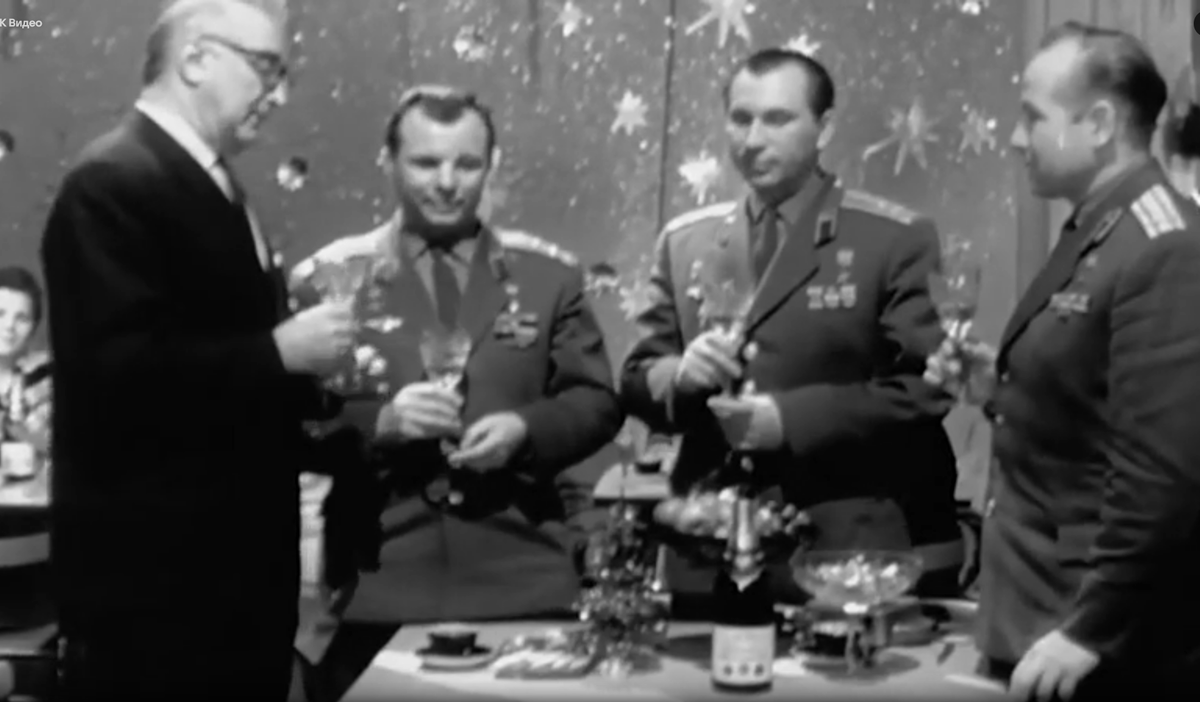 В новогоднем огоньке 1966 года актёр Николай Мордвинов сидел за одним столом с космонавтами Юрием Гагариным, Павлом Беляевым и Алексеем Леоновым