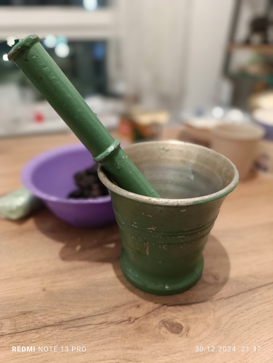 У кого есть такой агрегат? Незаменимая вещь для муравейника: и печеньки растолочь, и орехи.