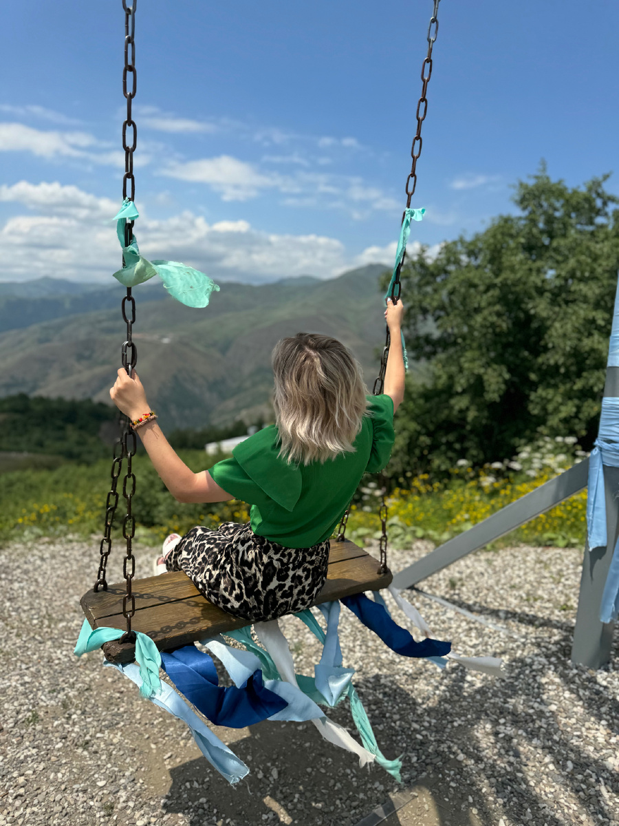 Жизнь напоминает качели…