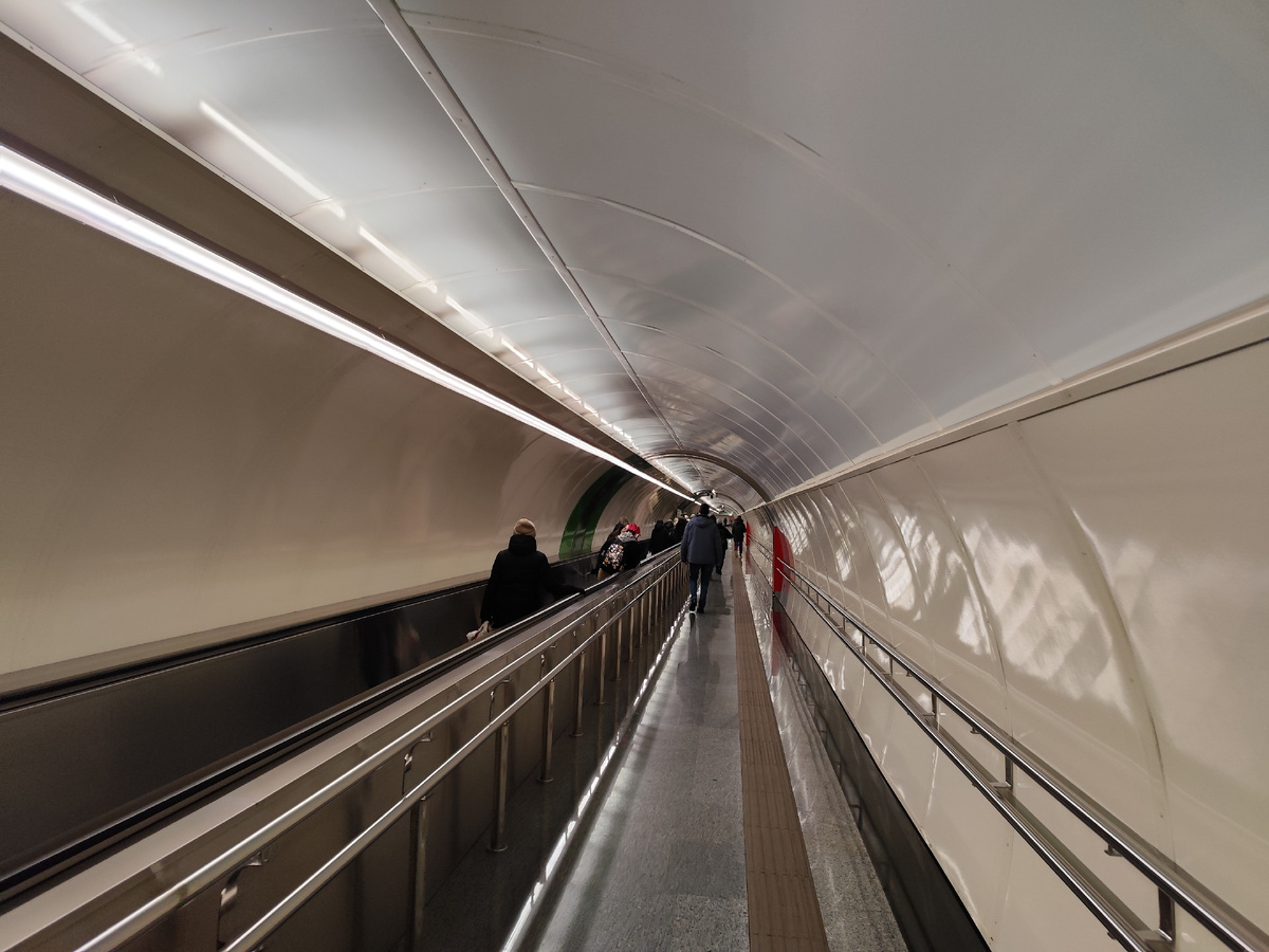 Переход между Площадью Ленина и Вокзальной. Очень длинный, так что желающие могут ускориться при помощи траволатора