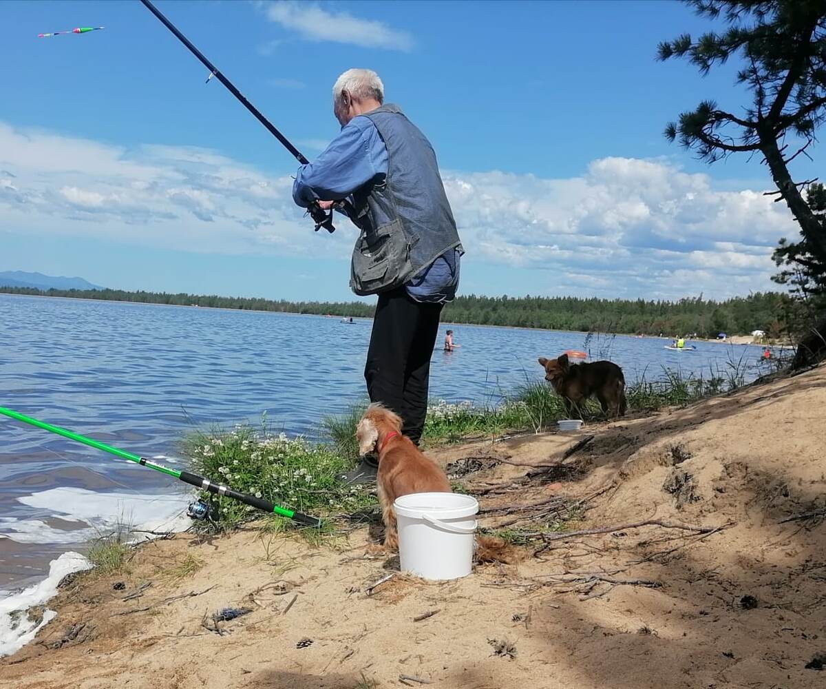 Летом Коржик на рыбалке