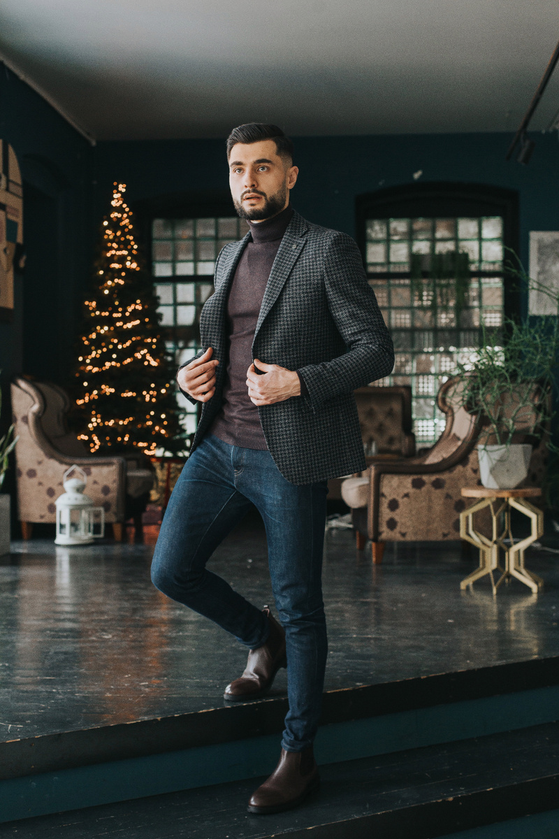 Использование в образе темных, сдержанных оттенков, дает возможность для ношения джинсов в рамках делового, корпоративного стиля компании