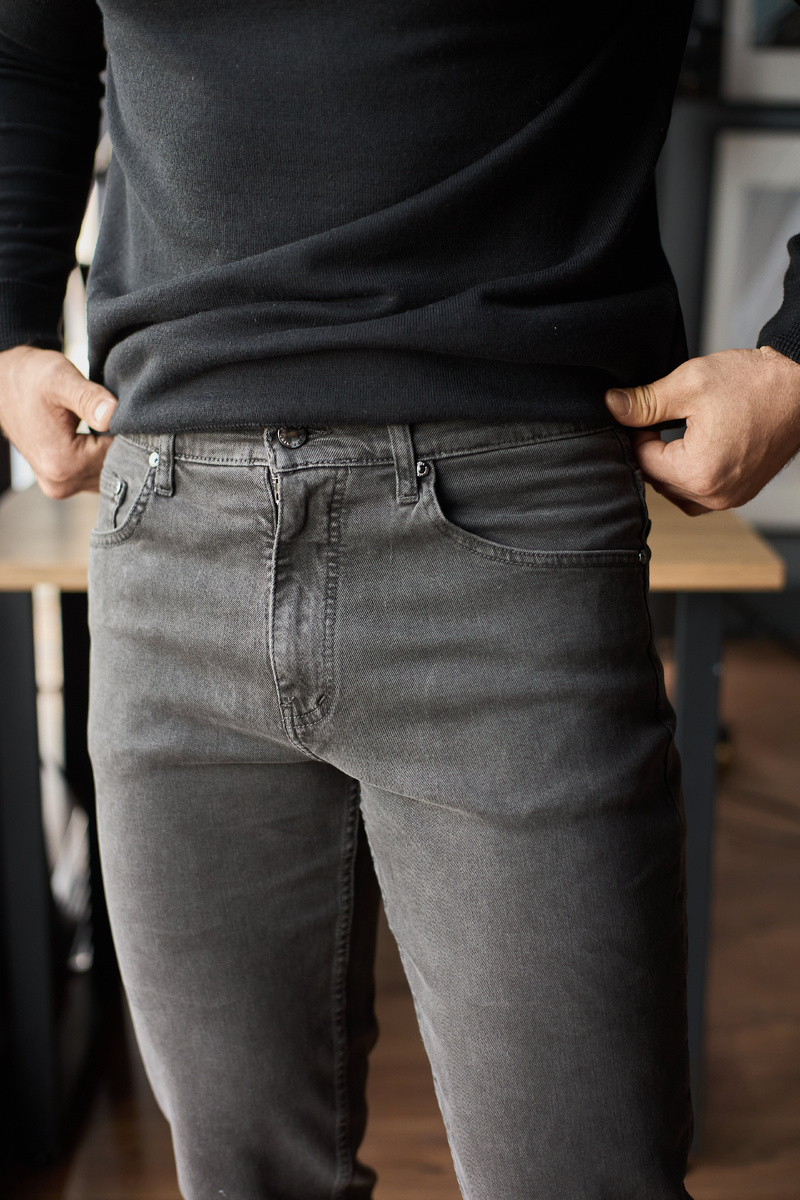 Высокая посадка мужских джинсов способна не только вытянуть силуэт, но и скрыть те места, которые могут оголиться при наклоне или приседании