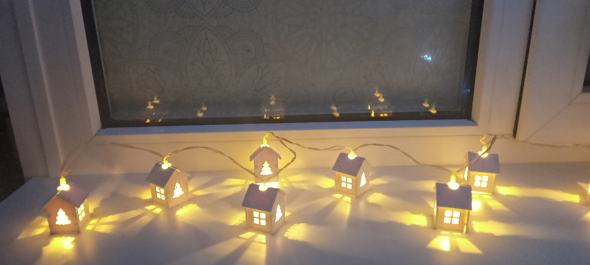 В этом году декор получился лаконичный)) завтра, наверное на окно  снежинки ещё приклеим... 