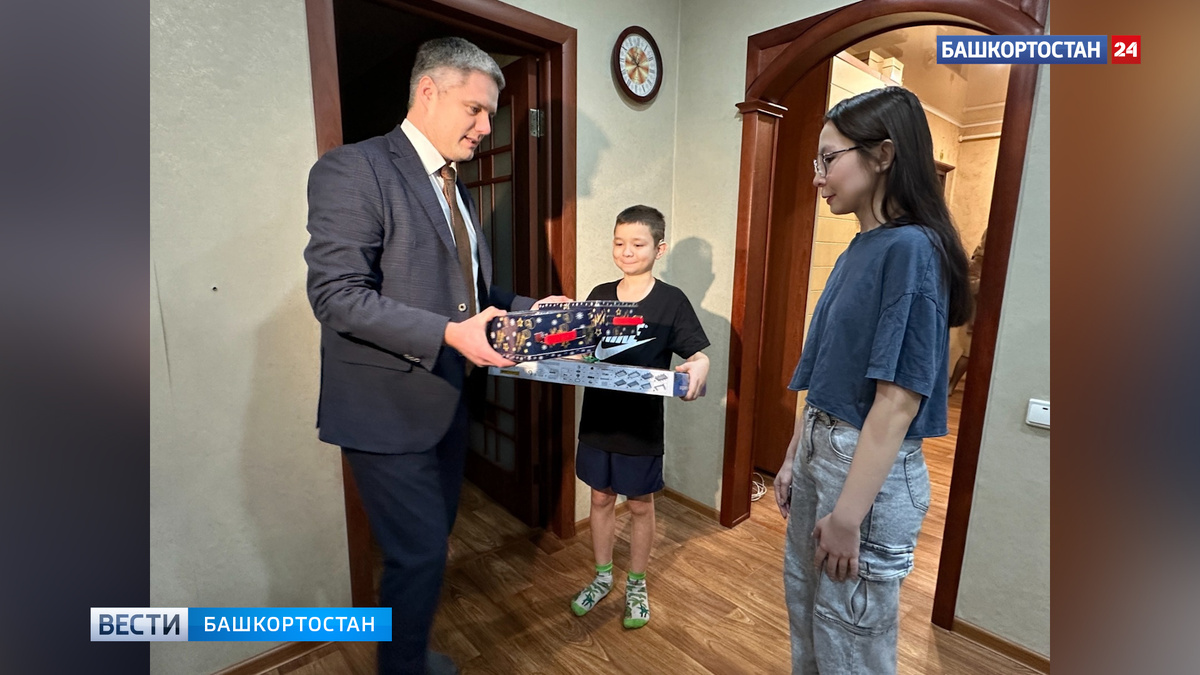    Глава Башкирии Радий Хабиров исполнил мечты участников акции «Елка желаний»