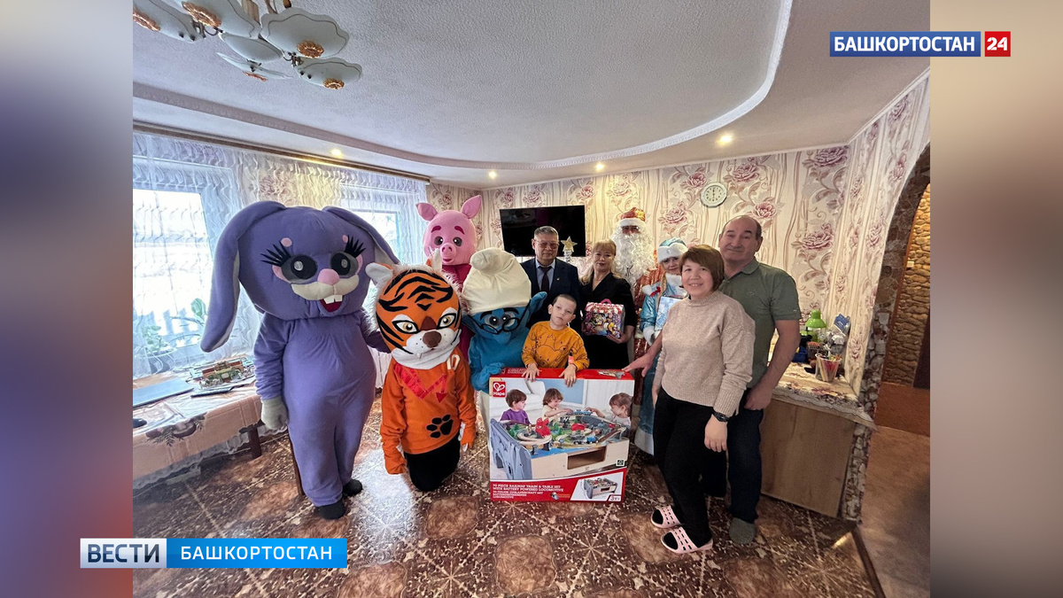    Глава Башкирии Радий Хабиров исполнил мечты участников акции «Елка желаний»